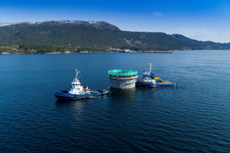 Las estructuras mástiles del parque eólico flotante Hywind Tampen se trasladan a Dommersnes