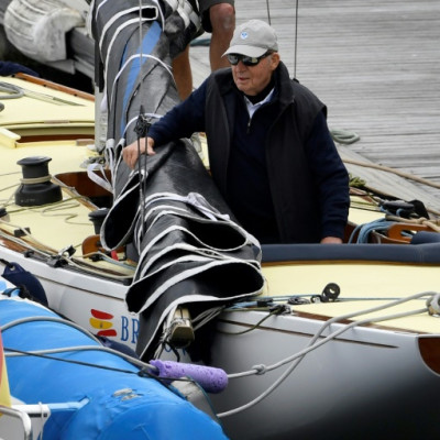 El ex rey español Juan Carlos I, de 85 años, volvió a casa por segunda vez para ver su yate competir en una regata en la localidad noroccidental de Sanxenxo.