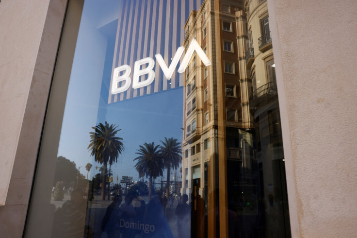 El logo del banco BBVA se ve en la fachada de una sucursal del banco BBVA en Málaga