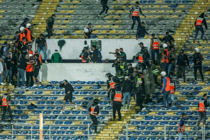 La policía interviene a los aficionados del Raja durante el partido de cuartos de final de la Liga de Campeones de la CAF entre el Raja Casablanca de Marruecos y el Al Ahly de Egipto en el estadio Mohammed V de Casablanca.