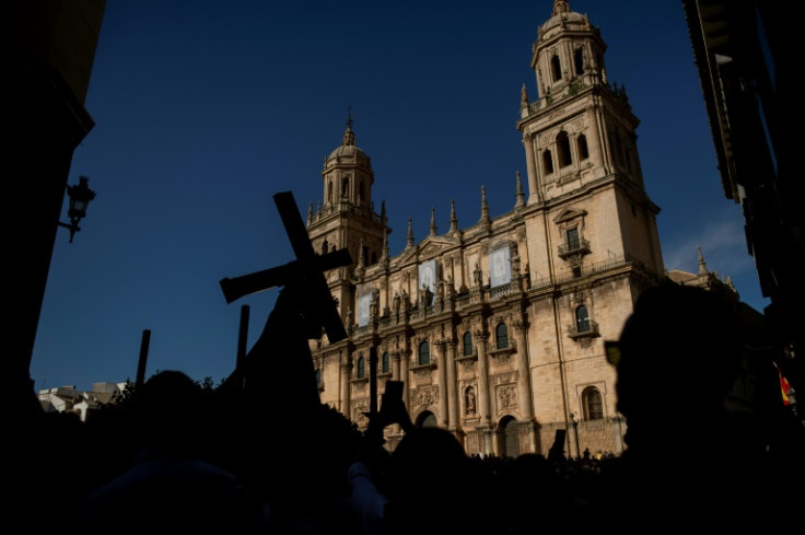 Los penitentes llevan una carroza con una estatua conocida como el &#39;Abuelo de Jaén&#39; durante una procesión en Jaén para hacer caer la lluvia