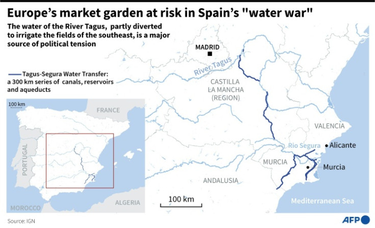 Mapa de España que muestra la ruta del trasvase de agua desde el río Tajo hacia el sureste donde se utiliza para regar los cultivos de frutas y hortalizas que se venden en toda Europa.