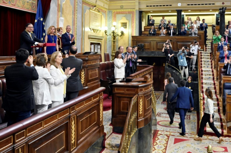 Miembros del grupo parlamentario de extrema derecha VOX se retiran antes del inicio del discurso del presidente colombiano Gustavo Petro