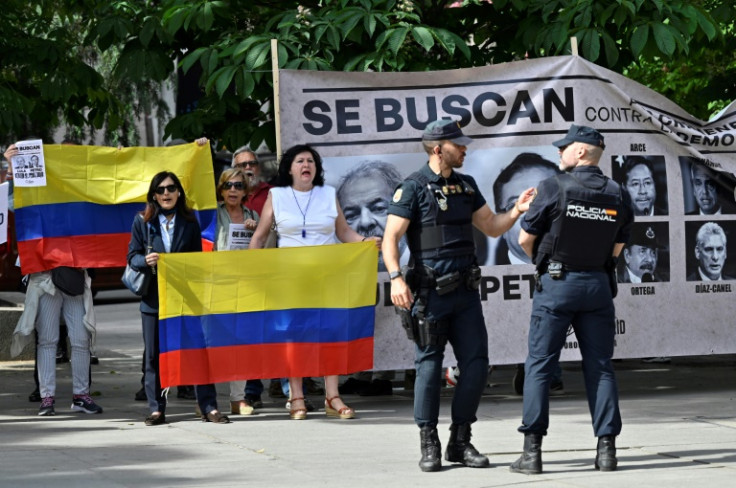 Manifestantes protestan contra la visita de Estado del presidente colombiano Gustavo Petro a España