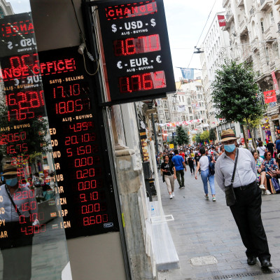 Un hombre pasa frente a una oficina de cambio de divisas en Estambul.