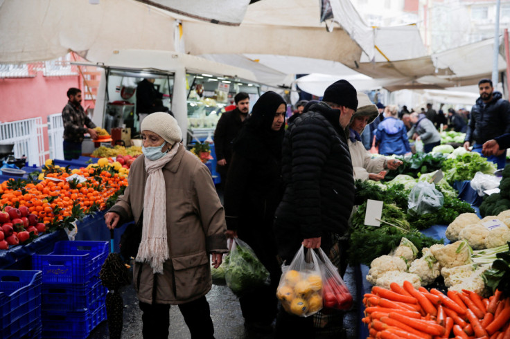 La gente compra en un mercado abierto en Estambul