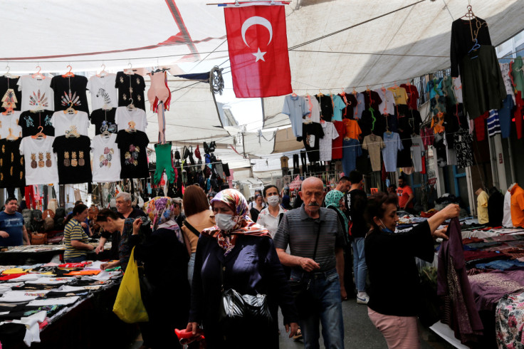 La gente compra en un mercado abierto en Estambul