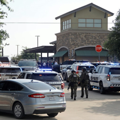El personal de emergencia trabaja en la escena de un tiroteo mortal en un centro comercial en Allen, Texas, el 6 de mayo de 2023.