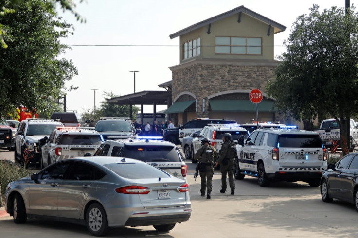 El personal de emergencia trabaja en la escena de un tiroteo mortal en un centro comercial en Allen, Texas, el 6 de mayo de 2023.