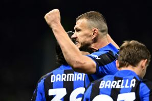 El veterano delantero Edin Dzeko remató de volea en el primer gol del Inter