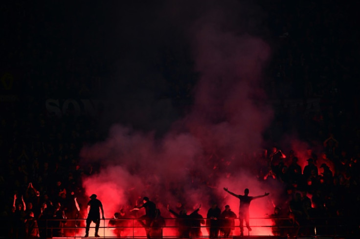 Los aficionados del AC Milan contribuyeron a un ambiente al rojo vivo en el San Siro