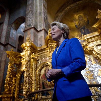 La presidenta de la Comisión Europea, von der Leyen, visita la Catedral de Santa Sofía en Kiev