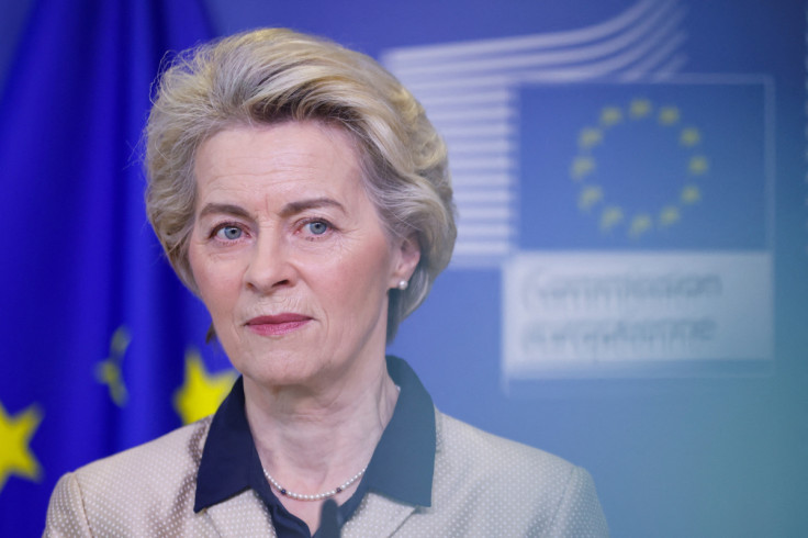 La presidenta de la Comisión Europea, Ursula von der Leyen, asiste a una conferencia de prensa en Bruselas.