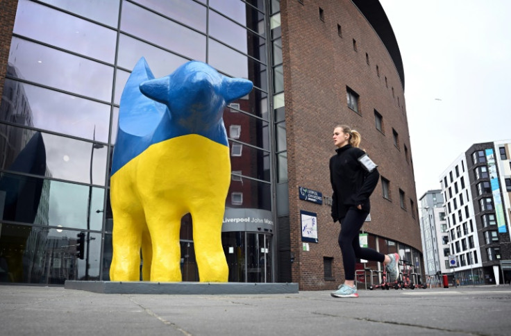 Una de las estatuas de Superlambanana de Liverpool del artista Taro Chiezo ha sido decorada con los colores de Ucrania.