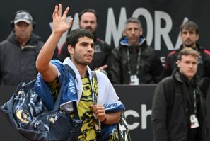Carlos Alcaraz saluda al salir de la cancha en Roma después de una derrota a solo dos semanas del Abierto de Francia, donde será el primer sembrado.