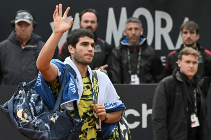 Carlos Alcaraz saluda al salir de la cancha en Roma después de una derrota a solo dos semanas del Abierto de Francia, donde será el primer sembrado.