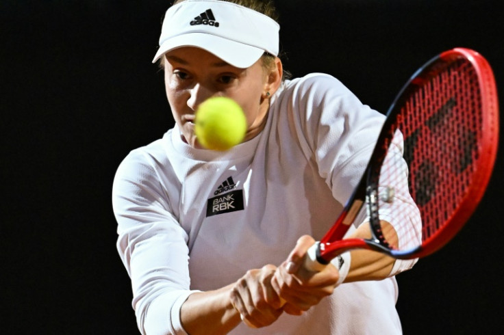 Elena Rybakina de Kazajstán está en las semifinales del Abierto de Italia después de una victoria sobre la cabeza de serie Iga Swiatek, quien se retiró por lesión en el tercer set de su choque de cuartos de final.