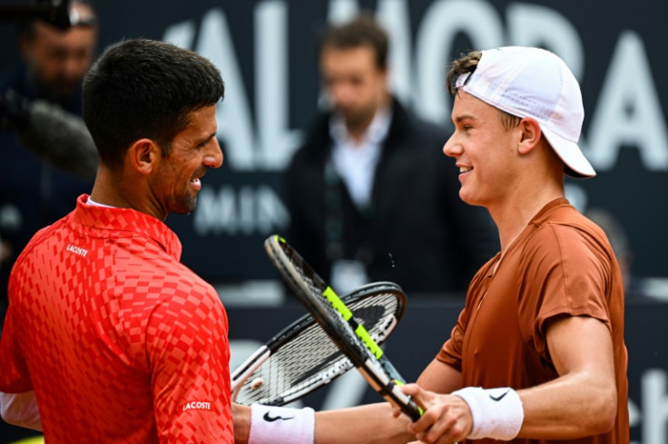 El danés Holger Rune le da la mano a Novak Djokovic después de derrotar a la estrella serbia en los cuartos de final del Abierto de Italia.
