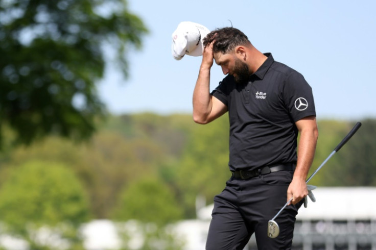 El número uno del mundo Jon Rahm de España, el actual campeón de Masters, reacciona después de terminar una ronda de apertura de seis sobre par 76 en el Campeonato de la PGA en Oak Hill.