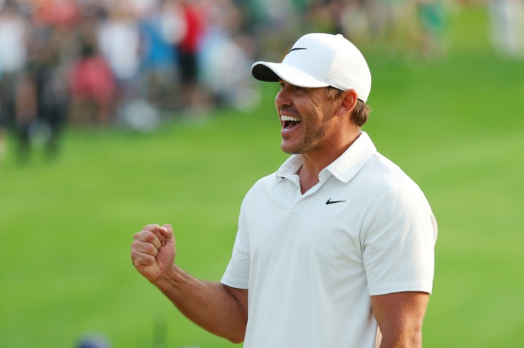 American Brooks Koepka celebra en el green 18 después de ganar su quinto título importante al capturar el Campeonato de la PGA en Oak Hill