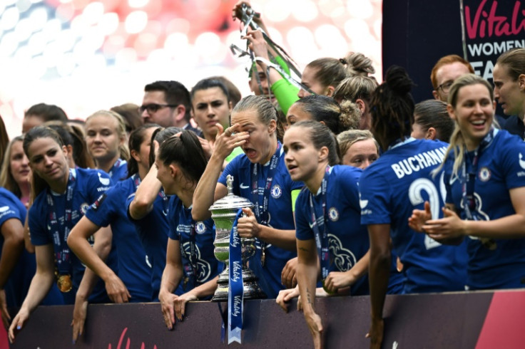Saliendo del blues: la capitana del Chelsea, Magdalena Eriksson, sostiene el trofeo mientras celebra con sus compañeras de equipo después de la victoria de su equipo en la final de la Copa FA Femenina sobre el Manchester United.