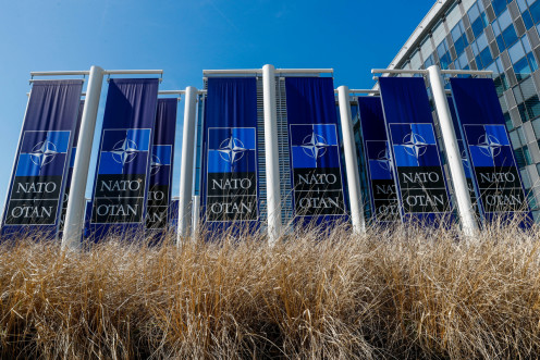 Se colocan pancartas con el logotipo de la OTAN en la entrada del nuevo cuartel general de la OTAN durante el traslado al nuevo edificio