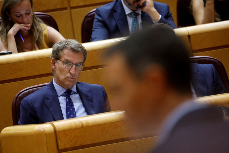 El líder del opositor Partido Popular (PP) de España, Feijoo, escucha al primer ministro español Sánchez hablar durante una sesión en el Senado español en Madrid.