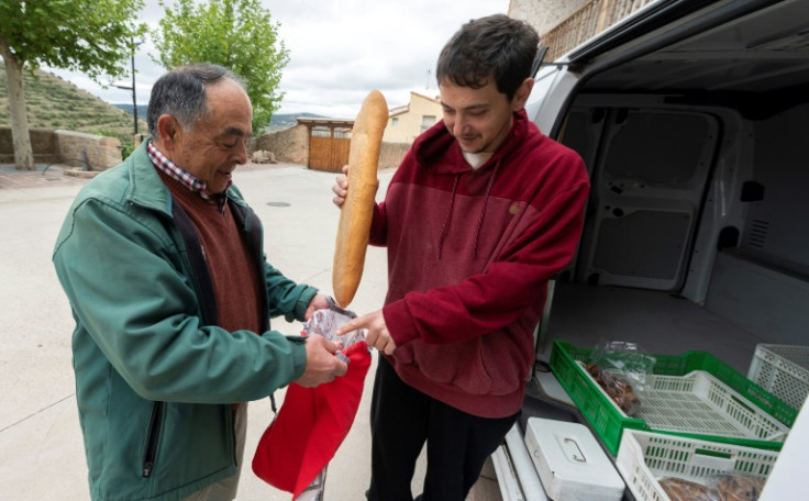 Sin tiendas, los aldeanos de Allepuz dependen de las entregas de pan fresco, pescado, frutas y verduras que les traen los comerciantes locales.