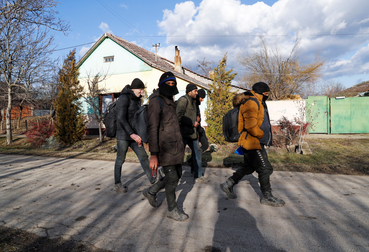 Migrantes de Siria caminan cerca de la frontera con Hungría y Rumania en el pueblo de Majdan