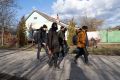 Migrantes de Siria caminan cerca de la frontera con Hungría y Rumania en el pueblo de Majdan