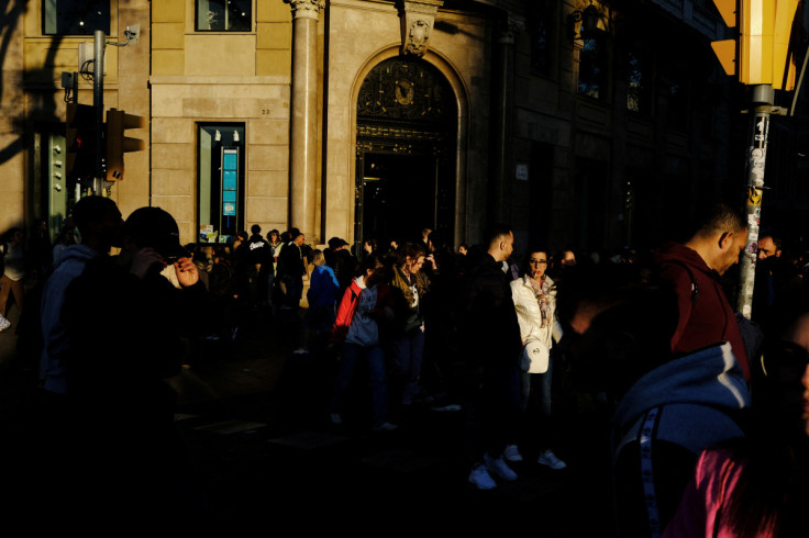 Turistas y lugareños caminan en la Plaça de Catalunya en Barcelona