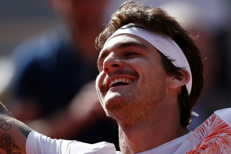 Sonrisa de victoria: el brasileño Thiago Seyboth Wild celebra después de derrotar al número dos del mundo Daniil Medvedev