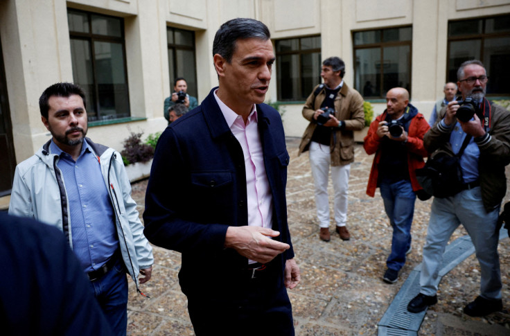 El presidente del Gobierno de España, Pedro Sánchez, comparece tras depositar su voto en un colegio electoral de Madrid.