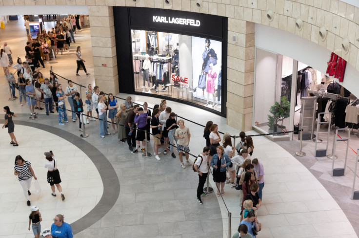 La gente hace cola para entrar a una tienda de H&M en Moscú