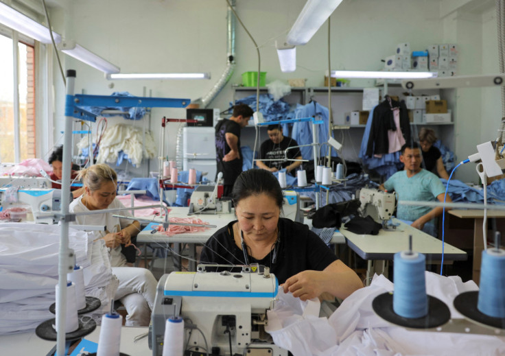 Una costurera trabaja en un taller de costura en Moscú
