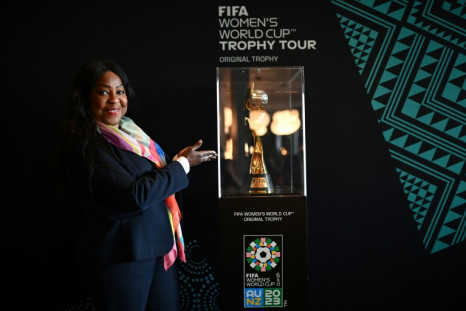 La secretaria general de la FIFA, Fatma Samoura, posa junto al trofeo de la Copa Mundial Femenina