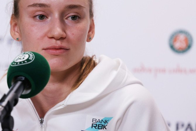 Fiebre: Elena Rybakina se dirige este sábado a una rueda de prensa en Roland Garros donde se retiró del torneo
