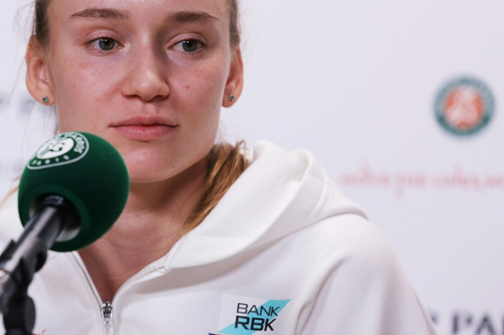 Fiebre: Elena Rybakina se dirige este sábado a una rueda de prensa en Roland Garros donde se retiró del torneo