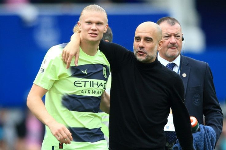 El técnico del Manchester City, Pep Guardiola, con Erling Haaland el mes pasado.