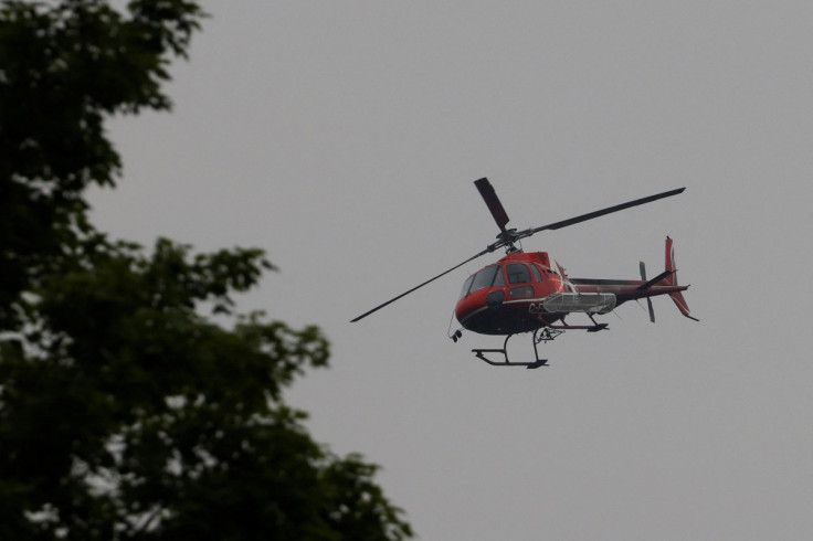 Un helicóptero se prepara para aterrizar en un área de preparación cerca de un incendio forestal que ha estado ardiendo desde el domingo en la orilla del lago Centennial en el municipio de Greater Madawaska.
