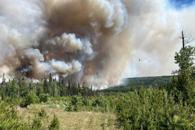 Esta imagen del folleto proporcionada por el Servicio de Incendios Forestales de BC el 7 de junio muestra el humo de los incendios forestales del río West Kiskatinaw y Peavine Creek en la zona de Dawson Creek, Columbia Británica, Canadá.