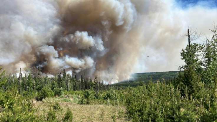 Esta imagen del folleto proporcionada por el Servicio de Incendios Forestales de BC el 7 de junio muestra el humo de los incendios forestales del río West Kiskatinaw y Peavine Creek en la zona de Dawson Creek, Columbia Británica, Canadá.