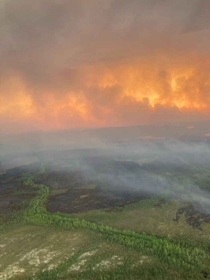 Esta imagen del folleto, cortesía del piloto de helicóptero Kevin Burton, muestra una vista aérea de los incendios forestales entre Chibougamau y la comunidad indígena Mistissini en el norte de Quebec el 5 de junio de 2023.