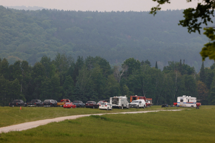 Los socorristas se reúnen en un área de preparación cerca de un incendio forestal que ha estado ardiendo desde el domingo en la orilla del lago Centennial en el municipio de Greater Madawaska