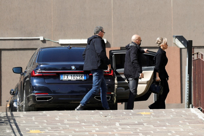 La hija del ex primer ministro italiano Silvio Berlusconi, Marina Berlusconi, llega al hospital &#39;San Raffaele&#39; donde está internado Berlusconi.