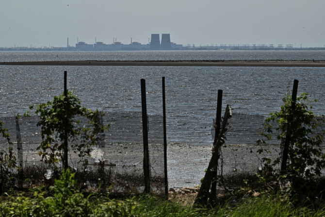 La vista muestra la planta de energía nuclear de Zaporizhzhia desde el banco del embalse de Kakhovka