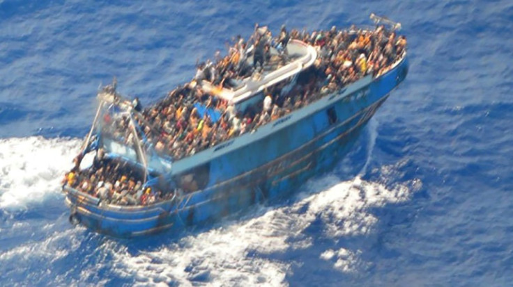 Una imagen de la guardia costera griega que muestra el barco después de que un helicóptero lo vio el martes, el día antes de que volcara.