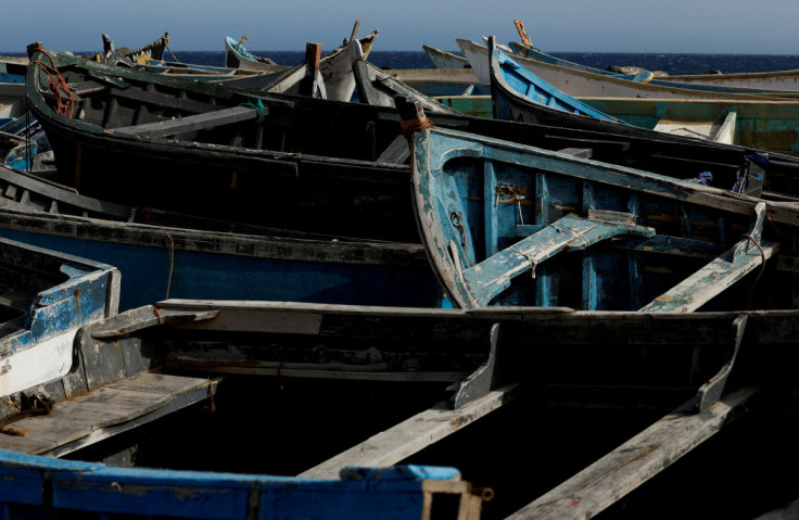 Decenas de barcas de madera que utilizan los inmigrantes para llegar a Canarias se ven en el Puerto de Arinaga