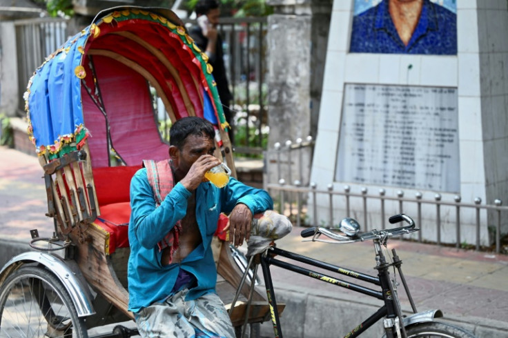 Un tirador de rickshaw apaga su sed con un jugo durante una ola de calor en Dhaka, Bangladesh, el 6 de junio de 2023.