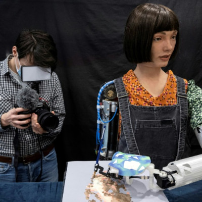 El artista de robots ultrarrealistas Ai-Da y otros robots se unirán a la cumbre para ver cómo aprovechar la IA para empoderar a la humanidad.